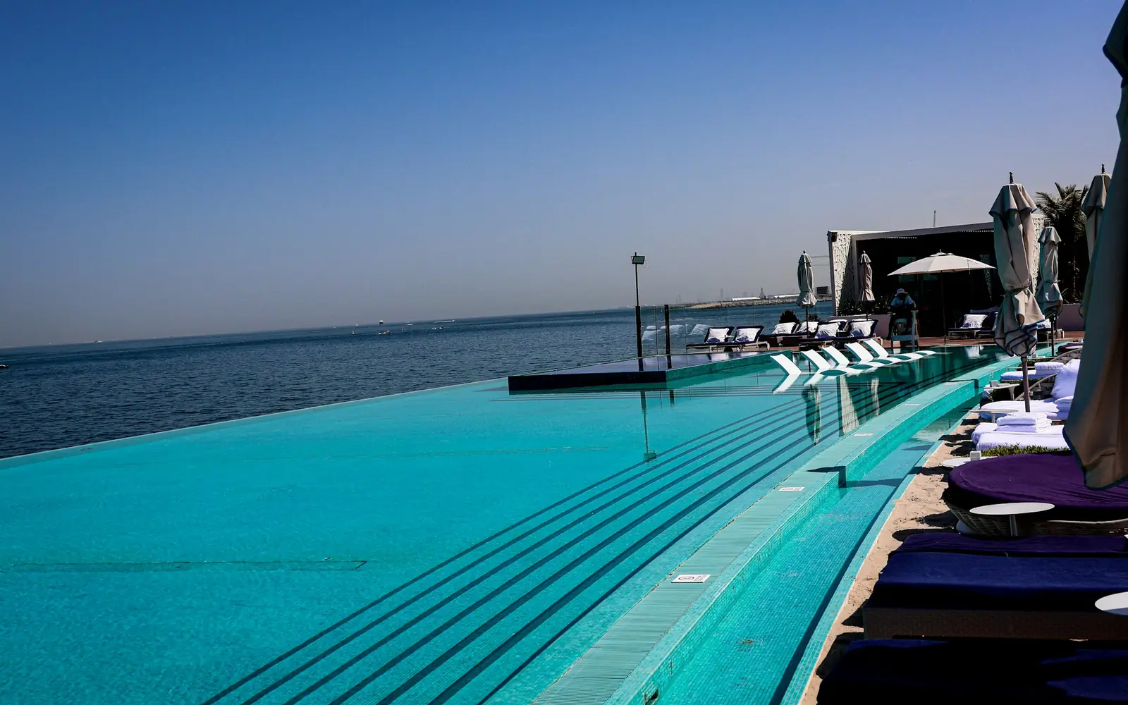 مسبح لا متناهٍ يطل على البحر